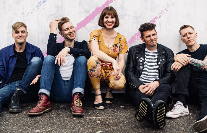 Londýnská folk-punková senzace Skinny Lister míří začátkem února do Prahy